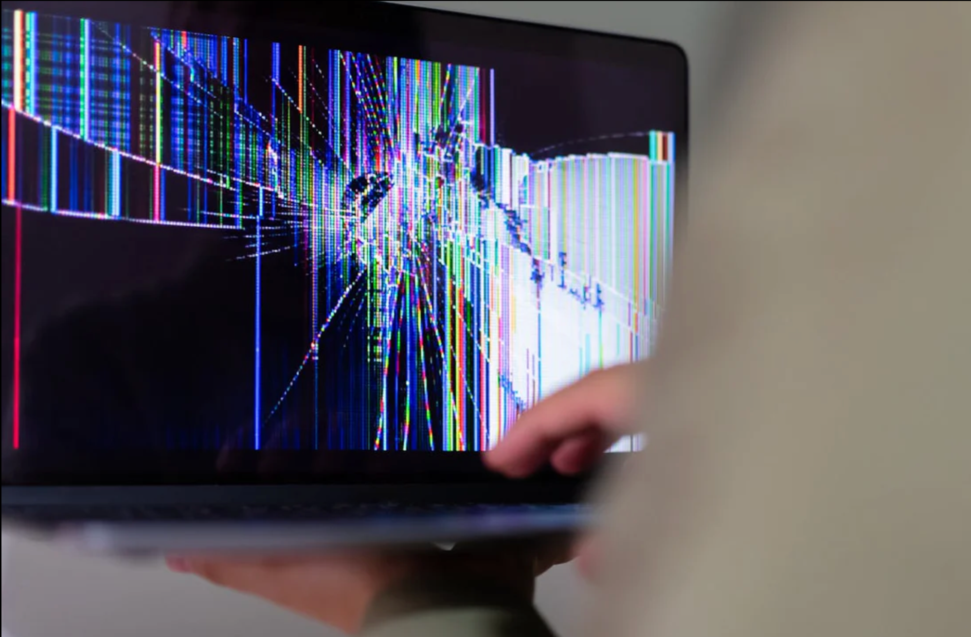 MacBook Screen Replacement UK (2026) – Cost, Repair Options & Fix Guide